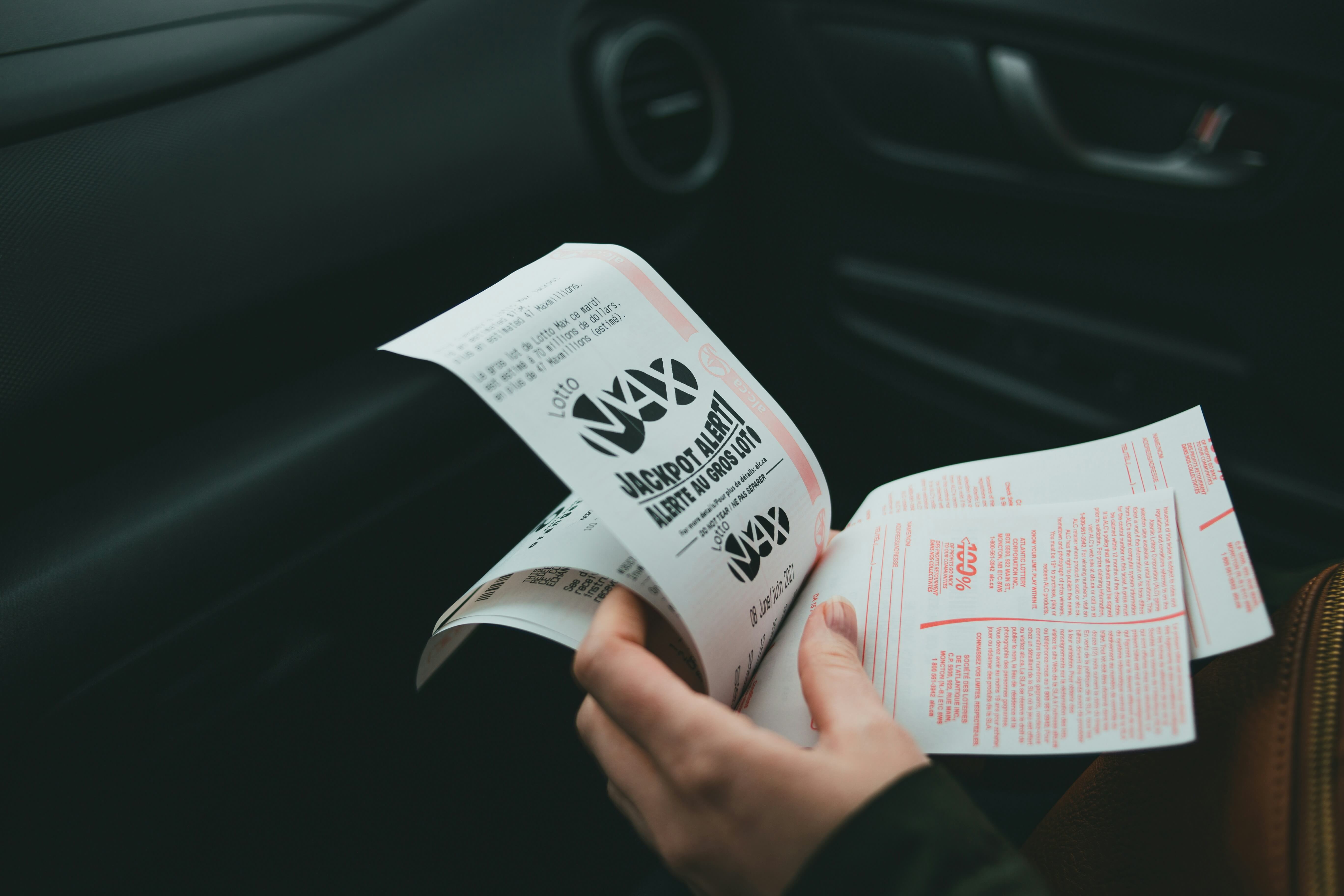 Un americano le regala a su mujer un billete de lotería y esta gana 100.000 dólares
